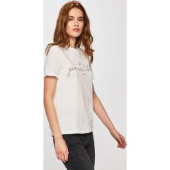 Vero Moda - Top. Czarne bluzki damskie Vero Moda, s, z nadrukiem, z bawełny, z okrągłym kołnierzem. W wyprzedaży za 39,90 zł.