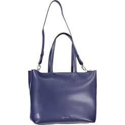 Torebka w kolorze niebieskim - (S)33 x (W)37 x (G)15 cm. Niebieskie torebki klasyczne damskie Calvin Klein, w paski, ze skóry, na ramię, bez dodatków. W wyprzedaży za 589,95 zł.