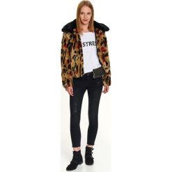 Kurtka ze sztucznego futra. Brązowe kurtki damskie Top Secret, na zimę, z nadrukiem, z futra, eleganckie, krótkie, bez kaptura. W wyprzedaży za 149,99 zł.