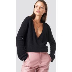 NA-KD Trend Sweter z kopertowym dekoltem - Black. Czarne swetry klasyczne damskie NA-KD Trend, z kopertowym dekoltem. Za 121,95 zł.