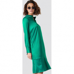 Emilie Briting x NA-KD Satynowa sukienka z długim rękawem - Green. Zielone sukienki damskie Emilie Briting x NA-KD, na co dzień, bez wzorów, z satyny, ze stójką, z długim rękawem, długie, midi, asymetryczne. W wyprzedaży za 36,58 zł.