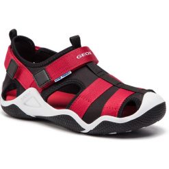 Sandały GEOX - J Wader A J9230A 01554 C0048 S Black/Red. Czarne sandały chłopięce Geox, ze skóry ekologicznej, bez zapięcia. W wyprzedaży za 159,00 zł.