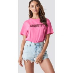 NA-KD Trend T-shirt oversize Security - Pink. Różowe t-shirty damskie marki NA-KD Trend, z nadrukiem, z jersey, z okrągłym kołnierzem. W wyprzedaży za 29,18 zł.