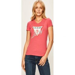 Guess Jeans - T-shirt. Czerwone bluzki damskie Guess Jeans, s, z nadrukiem, z elastanu, bez kołnierzyka. W wyprzedaży za 119,90 zł.