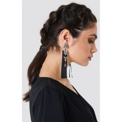 Kolczyki damskie: NA-KD Accessories Błyszczące kolczyki z wstążką – Black,Silver