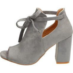 Szare sandały damskie, buty VINCEZA 1751. Szare sandały damskie Vinceza, bez wzorów, klasyczne, na wysokim obcasie, na obcasie, bez zapięcia. W wyprzedaży za 129,00 zł.
