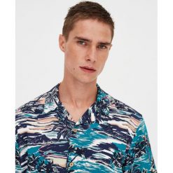 Koszula z wiskozy Aloha. Niebieskie koszule męskie Pull&Bear, m, bez wzorów, z wiskozy, bez kołnierzyka, bez rękawów. Za 27,90 zł.