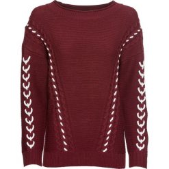 Sweter dzianinowy ze sznurowaną wstawką bonprix czerwony klonowy. Czerwone swetry klasyczne damskie marki bonprix, z dzianiny, ze sznurowanym dekoltem. Za 109,99 zł.