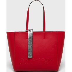 Calvin Klein - Torebka. Czerwone torebki klasyczne damskie Calvin Klein, bez wzorów, ze skóry ekologicznej, casualowe, na ramię, duże, bez dodatków. Za 649,90 zł.