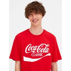 Koszulka Coca-Cola Classic. Czerwone koszulki męskie Pull&Bear, m, bez wzorów, bez kołnierzyka, z krótkim rękawem, krótkie. Za 59,90 zł.