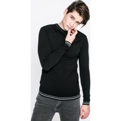 Guess Jeans - Sweter Calvin. Czarne bez kategorii Guess Jeans, xl, z aplikacjami, z bawełny, z okrągłym kołnierzem. W wyprzedaży za 169,90 zł.