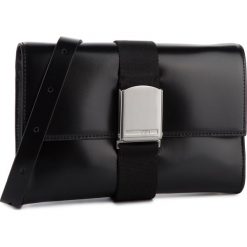 Torebka MCQ ALEXANDER MCQUEEN - Christine Deluxe 567910 R7B29 1000 Black. Czarne listonoszki damskie McQ Alexander McQueen, na imprezę, bez wzorów, ze skóry, na ramię, bez dodatków. W wyprzedaży za 979,00 zł.