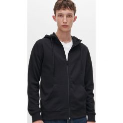 Rozpinana bluza z kapturem - Czarny. Czarne bluzy męskie Reserved, s, bez wzorów, z kapturem, bez rękawów, z kapturem. Za 89,99 zł.