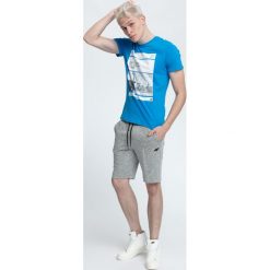 T-shirt męski TSM027 - jasny niebieski. Niebieskie koszulki męskie 4f, m, z nadrukiem, z elastanu, bez kołnierzyka, krótkie. W wyprzedaży za 59,99 zł.