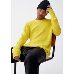 Sweter wykonany ściegiem angielskim. Żółte swetry klasyczne męskie marki ATORKA, xs, z elastanu. Za 99,90 zł.