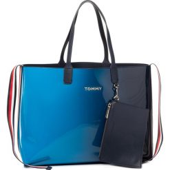 Torebka TOMMY HILFIGER - Iconic Tommy Tote AW0AW07829 0G0. Niebieskie torebki klasyczne damskie TOMMY HILFIGER, bez wzorów, ze skóry ekologicznej, eleganckie, bez dodatków. Za 579,00 zł.