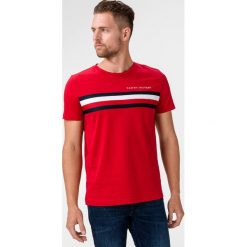Tommy Hilfiger Koszulka Czerwony. Czerwone podkoszulki męskie TOMMY HILFIGER, xl, z nadrukiem, z bawełny, bez kołnierzyka, z krótkim rękawem, krótkie. Za 223,95 zł.