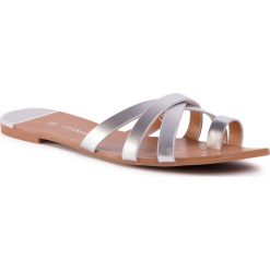Klapki DEEZEE - LS5218-06 Silver. Szare klapki damskie DeeZee, bez wzorów, ze skóry ekologicznej, bez obcasa, na obcasie. W wyprzedaży za 54,99 zł.