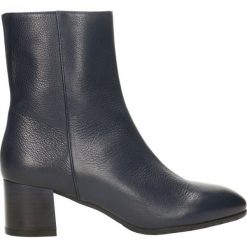 Botki MEGU. Niebieskie botki damskie Gino Rossi, ze skóry, klasyczne, na wysokim obcasie, bez zapięcia. Za 299,90 zł.
