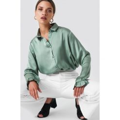 NA-KD Satynowa koszula - Green. Zielone koszule wiązane damskie NA-KD Trend, z poliesteru, z falbankami. Za 121,95 zł.