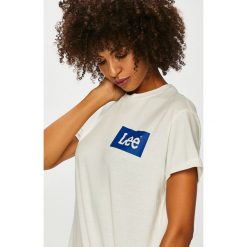 Lee - Top. Białe topy damskie marki Lee, s, z nadrukiem, z bawełny, z okrągłym kołnierzem. Za 89,90 zł.