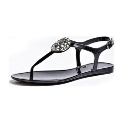 Sandały w kolorze czarnym. Czarne sandały damskie Michael Kors, Guess, bez wzorów, z otwartym noskiem, bez obcasa, ze sprzączką. W wyprzedaży za 269,95 zł.