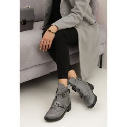 Szare Botki Good Times. Szare botki damskie Renee, bez obcasa, na płaskiej podeszwie, bez zapięcia. W wyprzedaży za 54,99 zł.