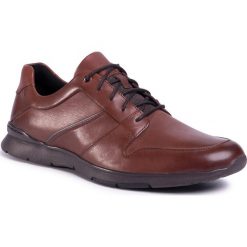 Półbuty CLARKS - Un Tynamo Flow 261486927 Mahogany Leather. Pomarańczowe półbuty męskie Clarks, na co dzień, bez wzorów, ze skóry ekologicznej, bez zapięcia. W wyprzedaży za 379,00 zł.