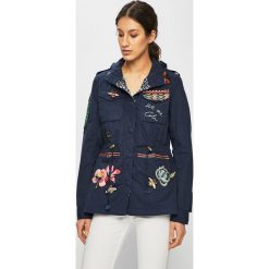 Desigual - Kurtka. Pomarańczowe kurtki damskie Desigual, z bawełny, krótkie. W wyprzedaży za 359,90 zł.