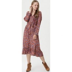 Łososiowa Sukienka Bardon. Różowe sukienki damskie Born2be, s, w kwiaty, z tkaniny, bez kołnierzyka, bez rękawów, długie, midi, rozkloszowane. Za 119,99 zł.