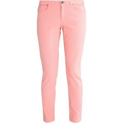 NAF NAF FOUSY Jeansy Slim Fit melon. Brązowe jeansy damskie NAF NAF. W wyprzedaży za 146,30 zł.