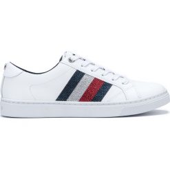 Tommy Hilfiger Tenisówki Biały. Białe trampki i tenisówki damskie TOMMY HILFIGER, z aplikacjami, ze skóry, bez zapięcia. Za 426,95 zł.