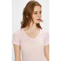 Pepe Jeans - Top. Białe bluzki damskie marki Pepe Jeans, s, z nadrukiem, z bawełny, z krótkim rękawem. W wyprzedaży za 99,90 zł.