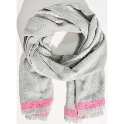 Miękki szalik - Jasny szar. Szare szaliki damskie Sinsay. Za 29,99 zł.