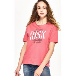 T-shirt z napisem - Różowy. Różowe t-shirty damskie marki Sinsay, s, z napisami, bez kołnierzyka. Za 9,99 zł.