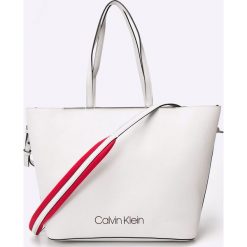 Calvin Klein - Torebka. Szare torebki klasyczne damskie marki Calvin Klein, w paski, ze skóry ekologicznej, na ramię, duże. W wyprzedaży za 449,90 zł.