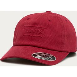Levi's - Czapka. Czerwone czapki damskie Levi's®, bez wzorów, z elastanu. W wyprzedaży za 119,90 zł.