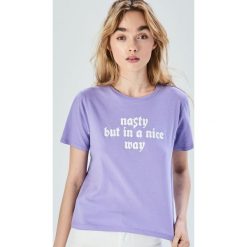 T-shirt ze sloganem - Fioletowy. Fioletowe t-shirty damskie Sinsay, s, bez wzorów, bez kołnierzyka. Za 19,99 zł.
