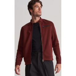Minimalistyczna bluza z zapięciem na suwak - Brązowy. Pomarańczowe bluzy męskie Reserved, s, bez wzorów, bez kołnierzyka, bez rękawów, bez kaptura. Za 139,99 zł.