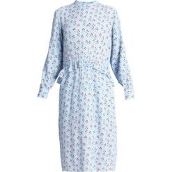 NORR VERONICA MEDI DRESS Sukienka letnia light blue. Niebieskie sukienki damskie letnie marki NORR, s, z wiskozy. W wyprzedaży za 434,25 zł.