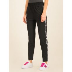 Spodnie dresowe Guess Amanda W01B88 K8RN0. Czarne spodnie damskie Guess, xs, z elastanu. W wyprzedaży za 359,00 zł.