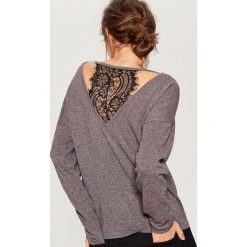 Sweter z koronkową wstawką - Szary. Szare swetry klasyczne damskie Mohito, l, z koronki. Za 119,99 zł.