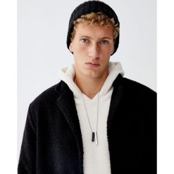 Sweter z kapturem z dzianiny bouclé. Białe swetry klasyczne męskie Pull&Bear, m, z dzianiny, z kapturem. Za 89,90 zł.