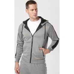 Szara Bluza Chelfer. Szare bluzy męskie Born2be, xl, bez wzorów, bez kołnierzyka, bez rękawów, bez kaptura. Za 89,99 zł.