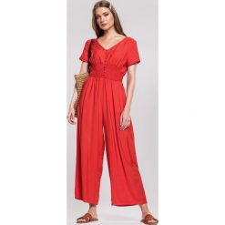 Czerwony Kombinezon Laughsome. Czerwone kombinezony damskie Renee, s, bez wzorów, eleganckie, z klasycznym kołnierzykiem, z krótkim rękawem, długie. Za 119,99 zł.