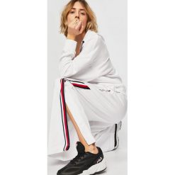 Tommy Sport - Spodnie. Białe spodnie damskie Tommy Sport, s, bez wzorów, z poliesteru. W wyprzedaży za 269,90 zł.