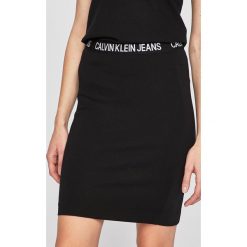 Calvin Klein Jeans - Spódnica. Czarne spódniczki damskie Calvin Klein Jeans, na co dzień, s, bez wzorów, z elastanu, mini, proste. Za 299,90 zł.