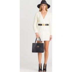 BIAŁA SUKIENKA ELISABETTA FRANCHI. Białe sukienki damskie Elisabetta Franchi, na imprezę, w paski, z włoskim kołnierzykiem, bez rękawów, kopertowe. Za 1299,50 zł.