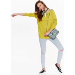 Sweter damski w kolorze soczystej limonki, nowoczesny fason. Żółte swetry damskie Top Secret, na lato, bez wzorów, z dzianiny, bez rękawów, bez kaptura. W wyprzedaży za 49,99 zł.