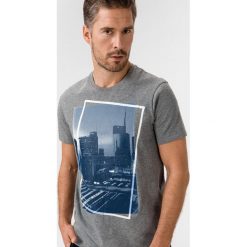 Armani Exchange Koszulka Szary. Szare podkoszulki męskie Armani Exchange, xxl, z haftami, z bawełny, z krótkim rękawem. Za 188,95 zł.
